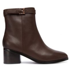 Botki Tommy Hilfiger. Brązowe botki damskie Tommy Hilfiger, bez obcasa, na słupku, bez zapięcia. Za 599.99 zł.