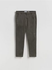 Spodnie chino slim fit - ciemnozielony. Zielone spodnie materiałowe męskie Reserved, bez wzorów, z bawełny. Za 159.99 zł.