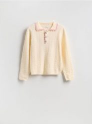 Sweter z ozdobnym kołnierzem - kremowy. Białe swetry klasyczne damskie Reserved, l, z dzianiny, bez kołnierzyka. Za 139.99 zł.