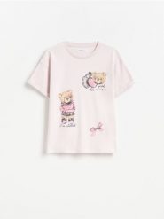 Bawełniany t-shirt z nadrukiem - lawendowy. Fioletowe koszulki dziewczęce Reserved, bez wzorów, z bawełny, bez ramiączek. Za 39.99 zł.
