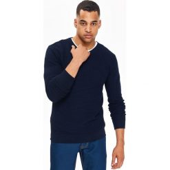 SWETER MĘSKI W SEREK STRUKTURALNY. Niebieskie swetry męskie TOP SECRET, na jesień, l, bez wzorów, z dzianiny, bez kołnierzyka. W wyprzedaży za 39.99 zł.