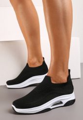 Czarne Casualowe Buty Sportowe na Grubszej Podeszwie Ozdobione Perforacją Fiovena. Czarne buty sportowe na co dzień damskie Renee, bez wzorów, z jeansu. Za 39.99 zł.