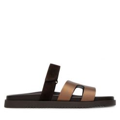 Klapki Steve Madden. Brązowe klapki damskie Steve Madden, bez wzorów, bez obcasa. Za 429.99 zł.