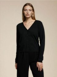 Sweter z domieszką wełny i wiskozy - czarny. Czarne swetry klasyczne damskie Sinsay, l, z wełny, bez kołnierzyka. Za 39.99 zł.