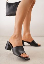 Czarne Minimalistyczne Klapki na Słupku z Odkrytym Kwadratowym Noskiem Monaera. Czarne klapki damskie Born2be, bez wzorów, bez obcasa, na obcasie. Za 89.99 zł.