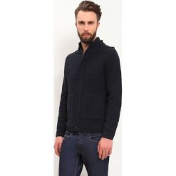 SWETER DŁUGI RĘKAW MĘSKI Z GUZIKIEM, Z ZAMKIEM. Niebieskie kardigany męskie TOP SECRET, l, bez wzorów, z dzianiny, eleganckie, bez kołnierzyka. W wyprzedaży za 59.99 zł.