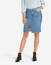SPÓDNICA JEANSOWA WRANGLER SPÓDNICA INDIGO UNIFORM W29L9286F. Niebieskie spódniczki damskie Wrangler, l, bez wzorów, z jeansu, dopasowane. W wyprzedaży za 69.99 zł.