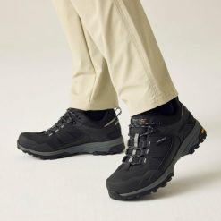 Męskie buty trekkingowe Regen Low Vibram. Czarne buty trekkingowe męskie Regatta, z materiału, bez zapięcia. Za 324.99 zł.