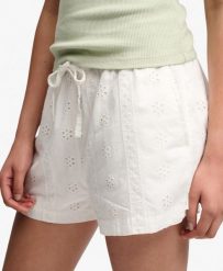 Superdry Szorty damskie Broderie z bawełny – OFF WHITE. Białe szorty damskie Superdry., z aplikacjami, z bawełny, klasyczne. Za 215.35 zł.
