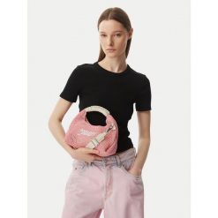 Torebka Tommy Jeans. Czerwone torebki klasyczne damskie Tommy Jeans, bez wzorów, z jeansu, bez dodatków. Za 409.99 zł.