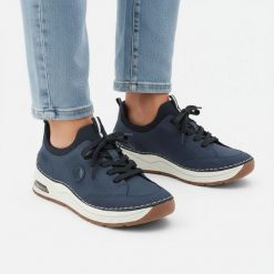 Półbuty damskie Rieker, cholewka ze skóry ekologicznej gładkiej klasyczne wsuwane lekka sportowa forma amortyzowana podeszwa, niebieskie, 44562-14. Niebieskie półbuty damskie Rieker, bez wzorów, ze skóry ekologicznej, klasyczne, bez obcasa, na płaskiej podeszwie. Za 369.00 zł.