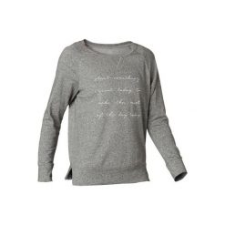 Koszulka długi rękaw Gym & Pilates 500 damska szara z nadrukiem. Szare bluzki sportowe damskie DOMYOS, xl, z bawełny, bez kołnierzyka, bez ramiączek. Za 39.99 zł.
