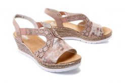 RIEKER 61913-31 rose, sandały damskie. Czerwone sandały damskie Rieker, w ażurowe wzory, bez obcasa, na koturnie. Za 239.92 zł.