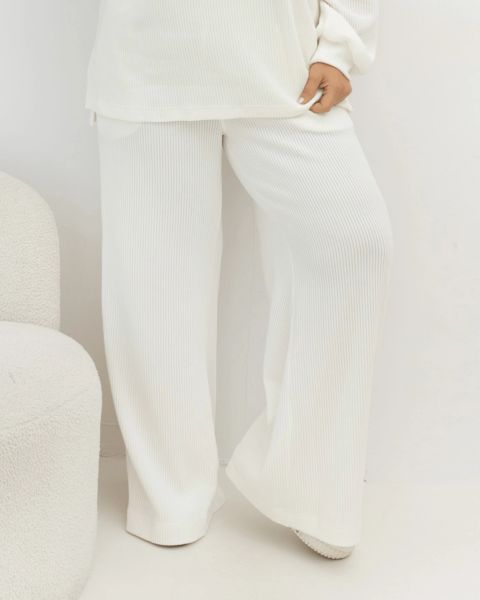 Oversizowe prążkowane spodnie Good Day Ahead na gumce z kieszeniami w kolorze ecru Plus Size Oversize. Białe spodnie dresowe damskie Moda Size Plus Iwanek, l, bez wzorów, z dresówki. Za 199.90 zł.