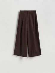 Szerokie spodnie z lnem - ciemnobrązowy. Brązowe spodnie materiałowe damskie Reserved, bez wzorów, z wiskozy. Za 139.99 zł.