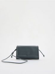 Torebka crossbody - granatowy. Niebieskie torebki klasyczne damskie Reserved, bez wzorów, ze skóry, bez dodatków. W wyprzedaży za 29.99 zł.