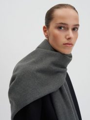 Someday Szal "Barula" w kolorze antracytowym rozmiar: onesize. Czarne szaliki i kominy damskie Someday, bez wzorów, z materiału. Za 52.99 zł.