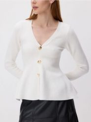Sweter z dekoracyjnymi guzikami - kremowy. Białe swetry klasyczne damskie Reserved, l, z dzianiny, bez kołnierzyka. W wyprzedaży za 59.99 zł.