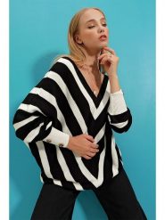 Trend Alaçatı Stili Sweter w kolorze czarno-białym rozmiar: onesize. Białe swetry klasyczne damskie Trend Alaçatı Stili, z wełny, bez kołnierzyka. Za 69.91 zł.