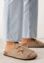 Ciemnobeżowe Płaskie Klapki Mule Zdobione Frędzlami i Kokardką z Koralikami Petlame. Brązowe klapki damskie Born2be, z aplikacjami, z jeansu, bez obcasa, na płaskiej podeszwie. Za 79.99 zł.