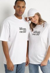 Biała Koszulka T-shirt z Bawełny z Napisami i Nadrukiem na Plecach Danirsa. Białe bluzki damskie Born2be, m, bez wzorów, z bawełny, bez kołnierzyka. Za 44.99 zł.
