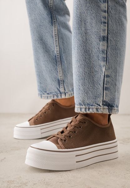 Brązowe Trampki na Grubej Podeszwie z Ażurową Cholewką Nalivera. Brązowe trampki i tenisówki damskie Born2be, w ażurowe wzory, z jeansu. Za 79.99 zł.