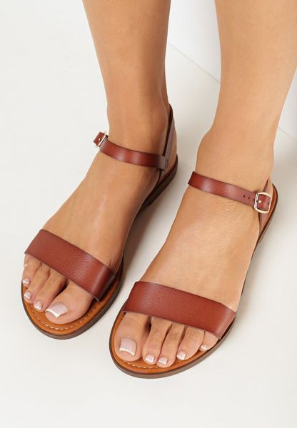 Brązowe Sandały ze Sprzączką Rinnil. Brązowe sandały damskie Born2be, bez wzorów, bez obcasa, na płaskiej podeszwie. Za 79.99 zł.