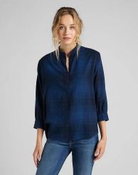 DAMSKA BLUZKA LEE ESSENTIAL BLOUSE RELXED FIT WASHED BLUE L45VGBLR 112110599. Niebieskie bluzki damskie Lee, l, bez wzorów, bez ramiączek. Za 129.99 zł.