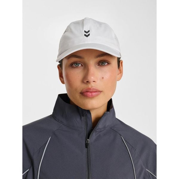 Czapka Hummel Pulse. Białe czapki zimowe damskie HUMMEL. Za 174.00 zł.