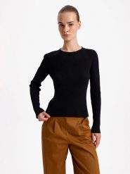 BGN Sweter w kolorze czarnym rozmiar: 40. Czarne swetry klasyczne damskie BGN, bez kołnierzyka. Za 96.60 zł.