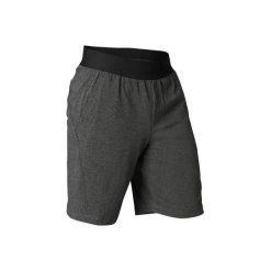 Spodenki do łagodnej jogi męskie. Szare szorty męskie DOMYOS, z bawełny, bez kołnierzyka. Za 49.99 zł.