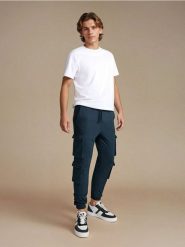 Spodnie jogger cargo - green spruce. Zielone spodnie materiałowe męskie Sinsay, bez wzorów. Za 79.99 zł.