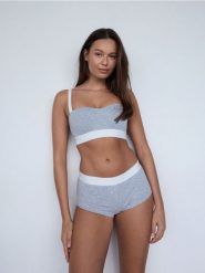 Bawełniane majtki typu szorty - jasnoszary. Szare szorty damskie Reserved, bez wzorów, z bawełny. W wyprzedaży za 29.99 zł.