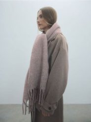 Szalik z dodatkiem wełny - brązowy. Brązowe szaliki i kominy damskie Reserved, bez wzorów, z wełny. W wyprzedaży za 49.99 zł.