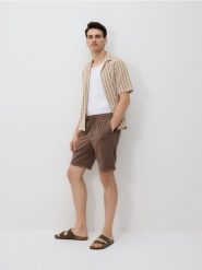 Szorty regular fit - brązowy. Brązowe szorty męskie Reserved, z bawełny, bez kołnierzyka. Za 99.99 zł.