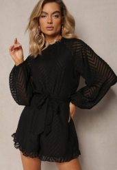 Czarny Elegancki Kombinezon z Tłoczonym Wzorem Falbankami i Bufiastymi Rękawami Dalisa. Czarne kombinezony damskie Renee, l, bez wzorów, eleganckie, bez kołnierzyka, bez ramiączek. Za 109.99 zł.