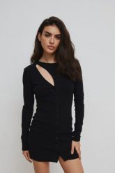Sukienka z długimi rękawami w kolorze TOTALLY BLACK - FORTA-M. Czarne sukienki damskie Marsala, m, bez wzorów, bez kołnierzyka, bez ramiączek. W wyprzedaży za 144.95 zł.