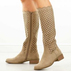 Beżowe wiosenne zamszowe kozaki damskie M.Daszyński Sa198-33b. Brązowe kozaki damskie M.Daszyński, z zamszu, bez obcasa, na obcasie. Za 249.00 zł.