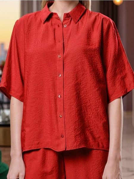 Koszula z krótkim rękawem i kołnierzykiem z modalem - czerwony. Czerwone koszule damskie Sinsay, l, bez wzorów, bez kołnierzyka, bez ramiączek. Za 59.99 zł.