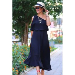 Sukienka REMISHA BLACK. Czarne sukienki damskie Sukienka REMISHA BLACK, l, bez wzorów, bez kołnierzyka, bez ramiączek. W wyprzedaży za 89.00 zł.