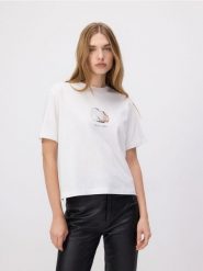 T-shirt z autorskim nadrukiem - biały. Białe t-shirty damskie Reserved, l, bez wzorów, z bawełny, bez kołnierzyka. W wyprzedaży za 49.99 zł.