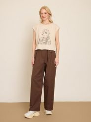 BGN Koszulka w kolorze beżowym rozmiar: 40. Brązowe bluzki damskie BGN, bez wzorów, bez kołnierzyka, bez ramiączek. Za 56.99 zł.