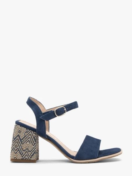 Granatowe sandały na dekoracyjnie obleczonym obcasie. Niebieskie sandały damskie Ryłko, bez wzorów, ze skóry, bez obcasa, na słupku. Za 379.99 zł.