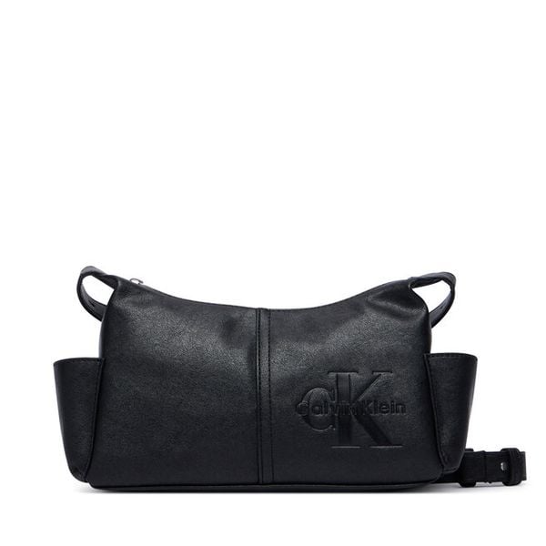 Torebka Calvin Klein. Czarne torebki klasyczne damskie CALVIN KLEIN, bez wzorów, bez dodatków. Za 409.99 zł.