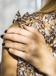 DIAMOND & CO Złoty pierścionek "Magana" z diamentami rozmiar: 62. Szare pierścionki damskie Diamond & Co, z diamentem, złote. Za 1,248.97 zł.