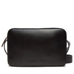 Torebka Calvin Klein. Czarne listonoszki damskie CALVIN KLEIN, bez wzorów, bez dodatków. Za 259.99 zł.