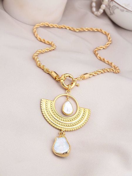 L'Atelier de Gaia Pozłacany naszyjnik z zawieszką - dł. 45 cm rozmiar: onesize. Białe naszyjniki damskie L'Atelier de Gaia, pozłacane. Za 113.10 zł.