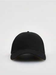 Czapka z daszkiem - czarny. Czarne czapki z daszkiem damskie Reserved, bez wzorów. W wyprzedaży za 32.99 zł.