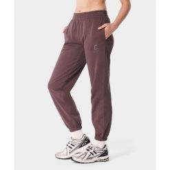 Spodnie dresowe sportowe dla kobiet Carpatree Varsity Chic. Brązowe spodnie dresowe damskie Carpatree, z dresówki, na fitness i siłownię. W wyprzedaży za 212.49 zł.