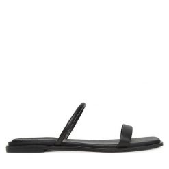 Klapki Calvin Klein. Czarne klapki damskie CALVIN KLEIN, bez wzorów, bez obcasa. Za 439.99 zł.